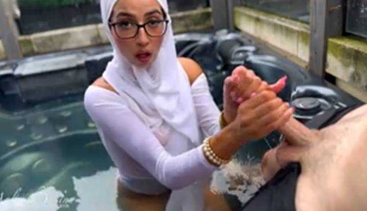 Aaliyah Yasin-在泳池吃精液就不会被老公发现了