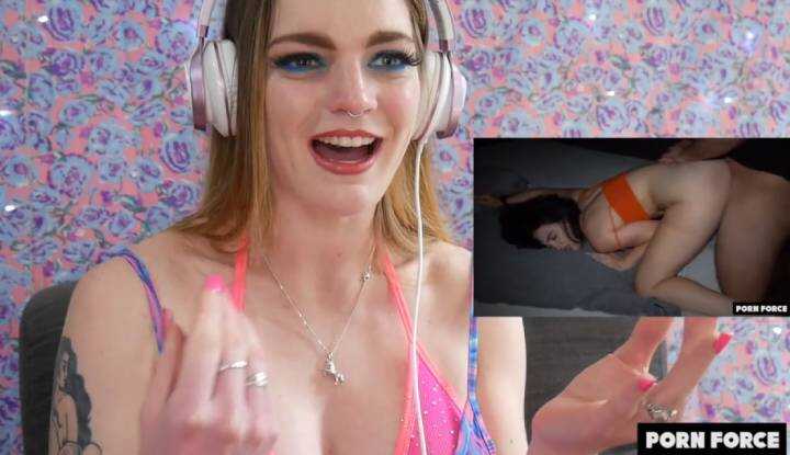 Carly Rae和粉丝一起直播看片，看着看着自己也想舒服一下