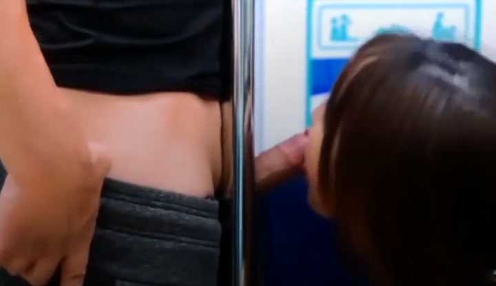 台湾SWAG超靓美女『LADYLENA』欲望号啪啪列车 无视旅客和男友车上啪啪无套爆操