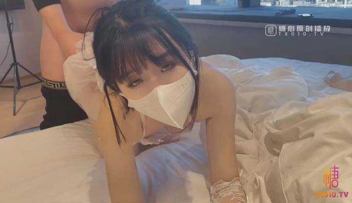 情趣新娘接老公电话被爆操 顶宫强射 还不忘帮主人吸吮干净