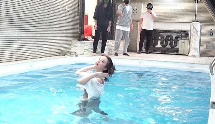 [拉斐尔][2020-09-10] 美女被拉斐尔骂演出不够拼命 气得马上跳进泳池报复！ ？