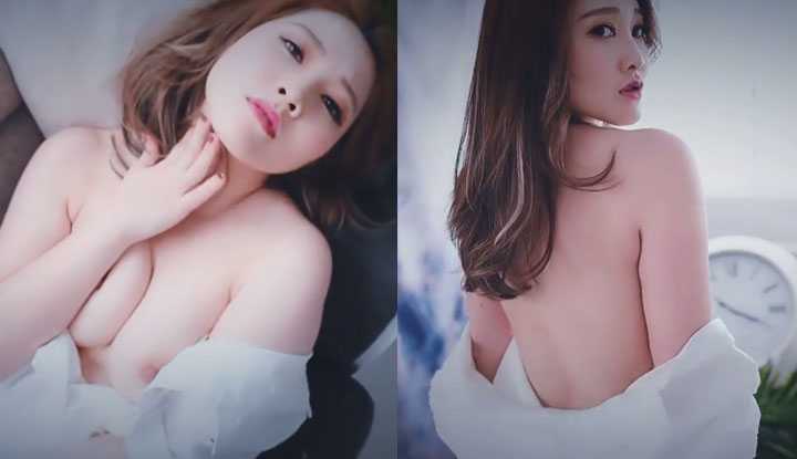 柜姐的报恩，脱衣展现性感身材傲人上围，对着镜子抠抠小穴真是淫荡～