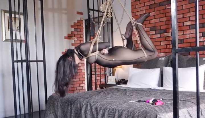 绳缚写真摄影会～ 掉掉の变态Q&A问答!!! 拇指铐+AV棒の放置挣扎!!!