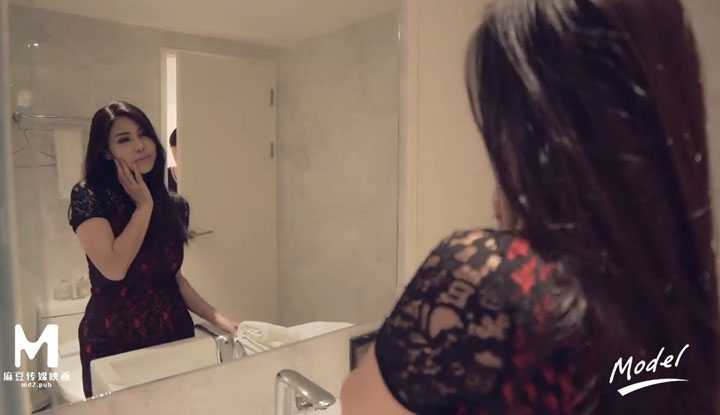 麻豆女神微爱视频 G奶狂野珍妮弗 成功勾引小叔浴室意淫兴奋不已