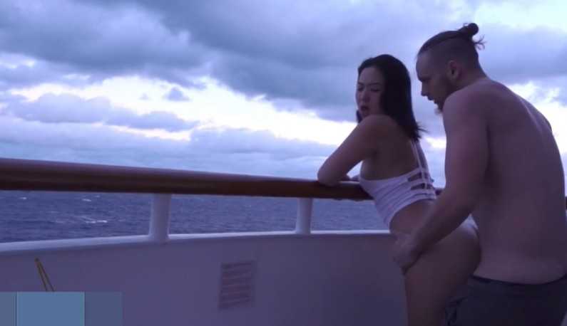 留学生与外国男友游艇啪~海风吹拂美臀~海上中出爽一波~