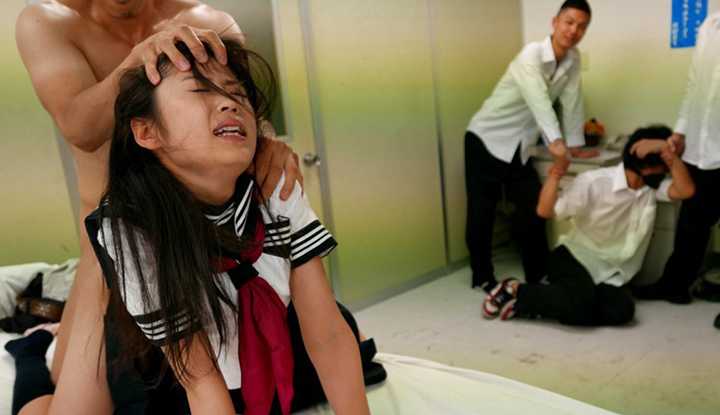 [日本] 樱由罗破坏版AV～ 在男友面前被学校的混混们强奸！ (KAWD-709)