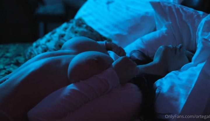 [欧美] O站大神 ortega00 脱光光躺在床上挤乳摸奶想要诱惑你