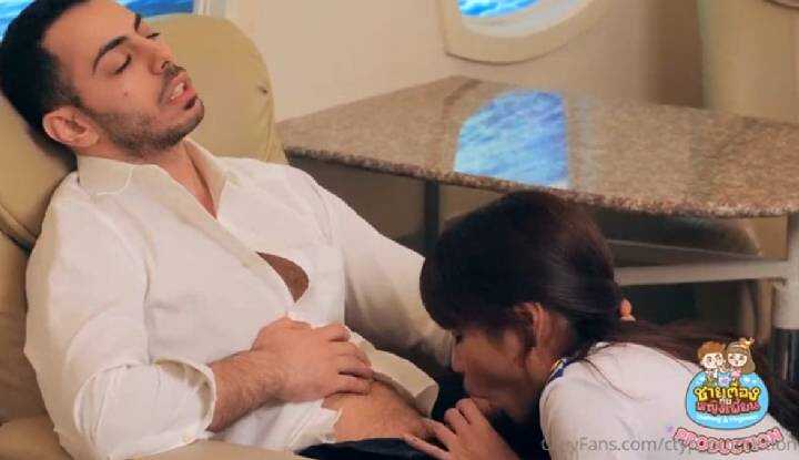 [泰国]  头等舱的特殊性服务，好好帮贵宾释放压力是空姐的工作之一