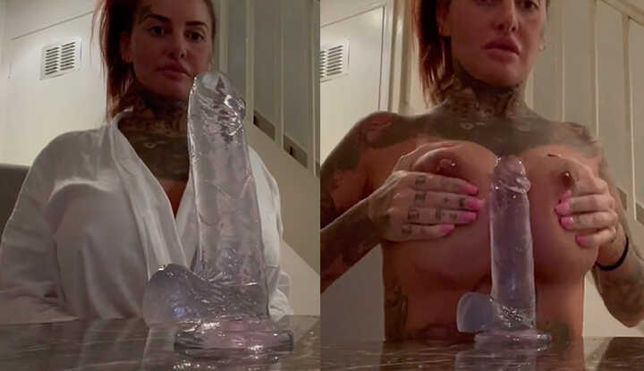 [欧美]  O站大神 Jemma Lucy挑战透明大鸡巴，能把整根都插入吗？