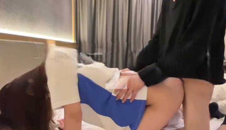 被操到失神的少女，只能一直体醒自己这是为了钱