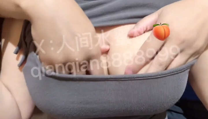 淫乱绿帽人妻‘人间水蜜桃夫妻’这是一则舌吻的贴文