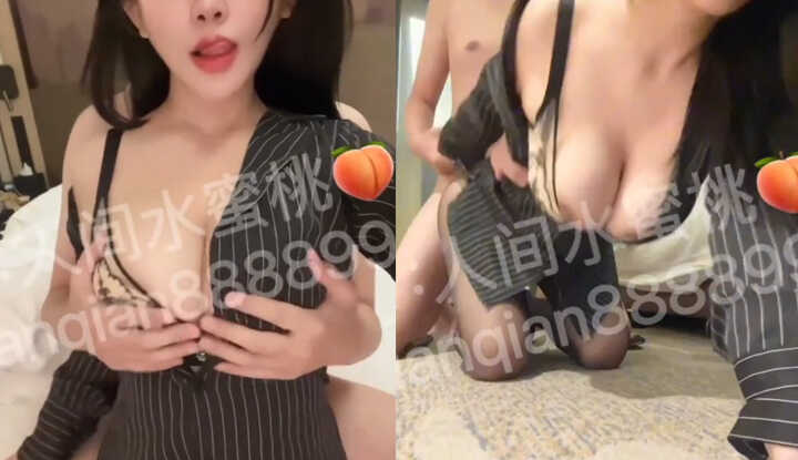 淫乱绿帽人妻‘人间桃子夫妻’其实这样极致擦边的画面，对我来说，才是最能勾起我原始疯狂的欲望