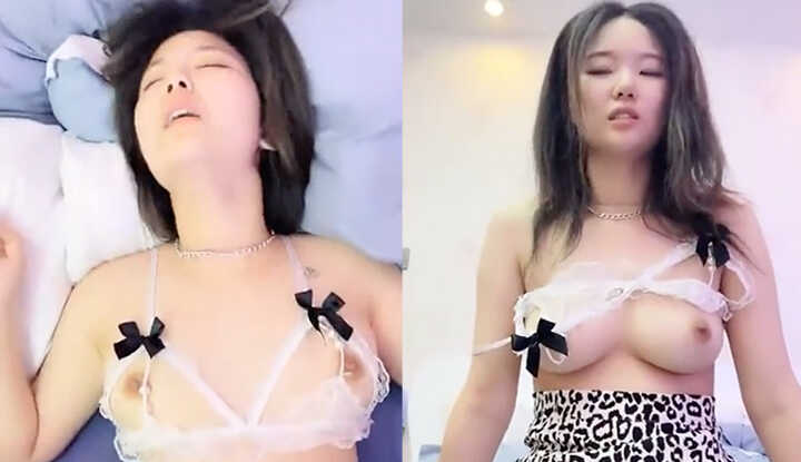 漂亮大奶黑丝美眉，足交深喉吃鸡在家被大鸡吧男友无套输出 淫水超多