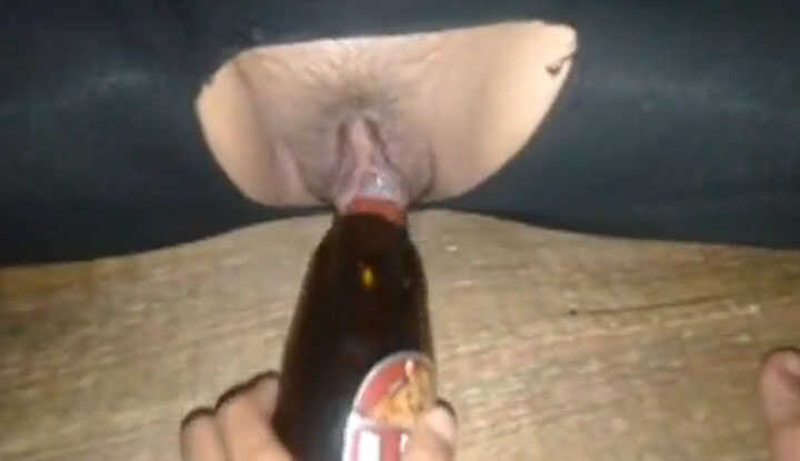 [泰国]  淫荡妹子竟然愿意被调教，这么大的酒瓶不断往穴里塞