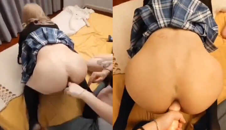反差女神被女主角羞辱调教，带上假鸡巴操小母狗的屁股