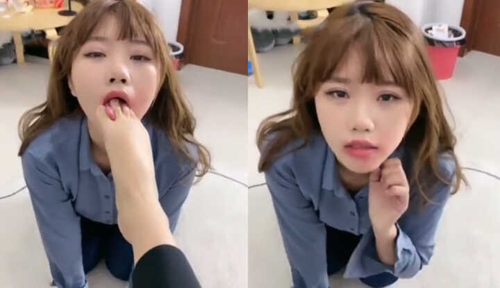 反差女神被女主角羞辱调教，小狗狗的舌头好软帮主人舔脚脚