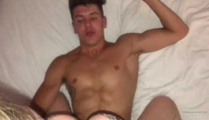 [欧美]  大奶女友骑在身上，男友那表情似乎是快受不了了