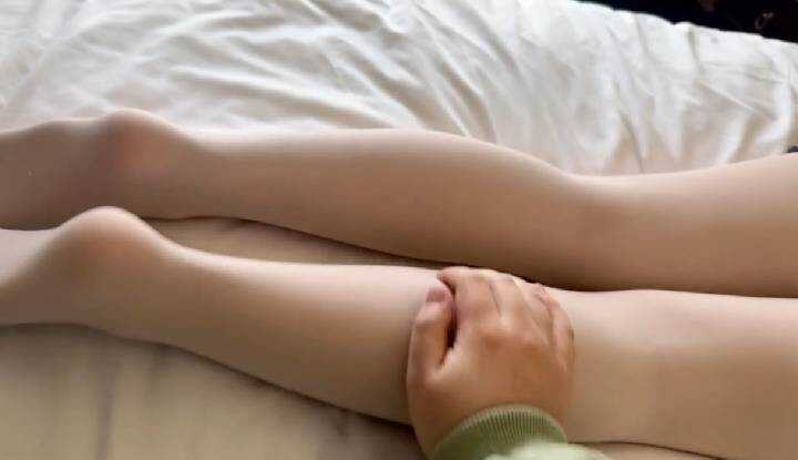 分享给你们每次我被足交玩射的腿