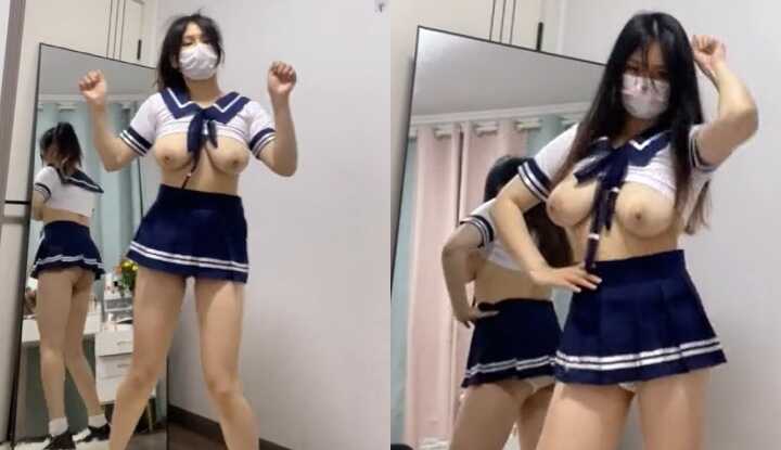 清纯少女穿着学生制服大跳抖奶舞