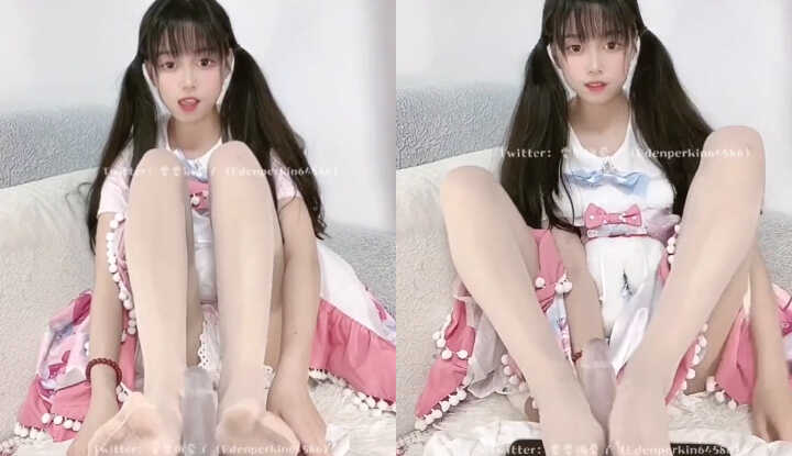 马尾小萝莉穿上白丝袜帮你撸出来