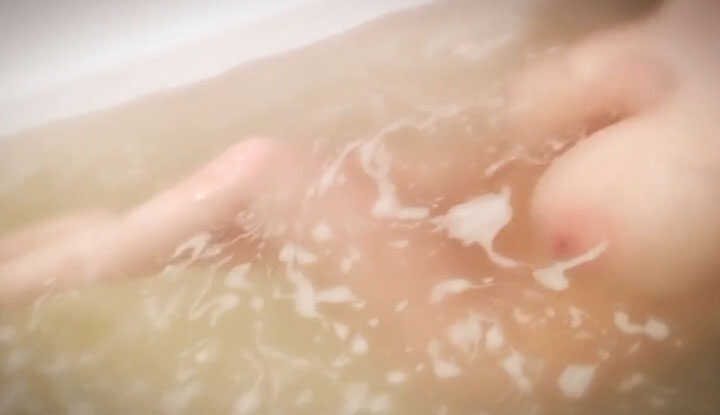 [日本]  S级退休女优Hitomi 拍OF～美女泡澡真好看