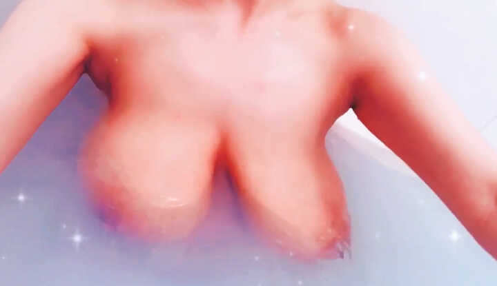 [日本]  S级退休女优Hitomi onlyfans影片合集～浴缸里有对大巨乳在等着你喔！