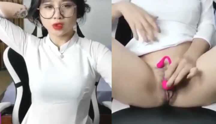 [越南]  anna gấu-气质美女穿着传统服饰，开腿玩穴好淫荡