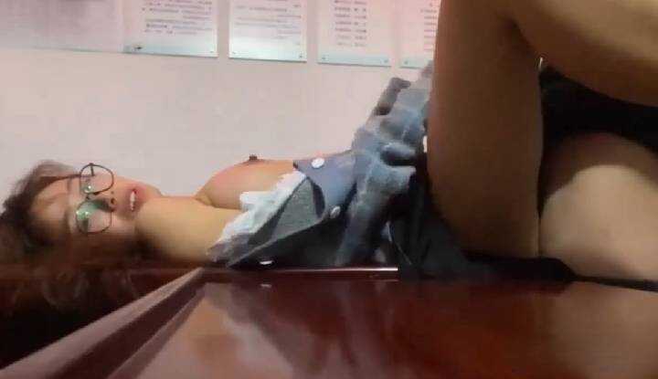 军训教官教室与女大学生做爱视频曝光 桌子上打桩猛操 言语羞辱娇喘不止 全程露脸实拍颠覆三观！