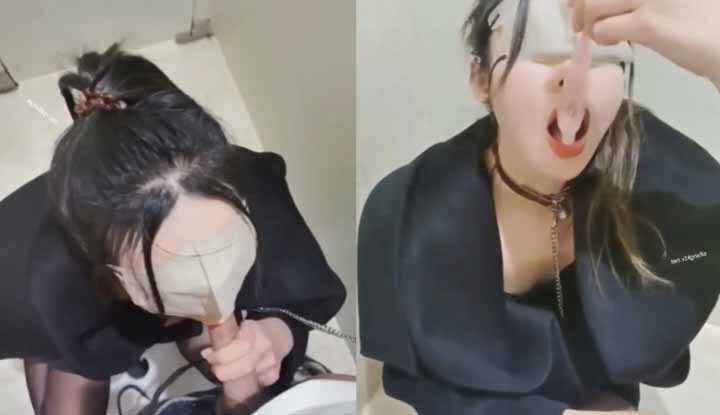 极品人妻小鲸鱼 被主人拴著狗链拉到男厕所做爱 旁边竟然还有人在尿尿 真是无比刺激！