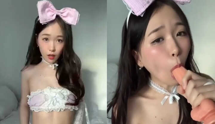 [新加坡]  网红 Meriolchan 最新自慰私拍 粉色蝴蝶结白丝网袜极度性感 揉捏巨乳撅臀后入 口爆巨屌眼神魅惑！