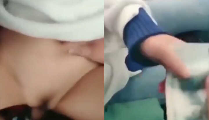 四川高速路口美女小桃 路边拦车卖淫20块一炮 直接钻后排扒内裤 被小伙狂操到失神 内射后擦擦继续拦下一辆！