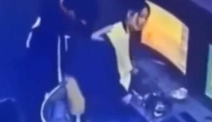 湖南邵阳网吧 学生情侣偷欢监控全流出 极品小母狗雪白翘臀高高撅起 被男友狂抽猛送 玩的相当刺激！