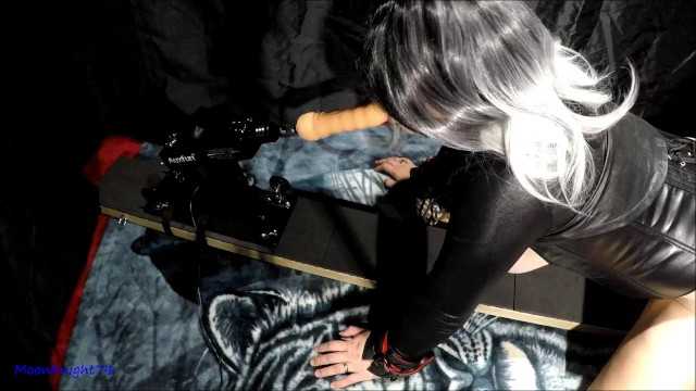 被打得破烂的阴户被机器操弄，并在事后得到照顾。