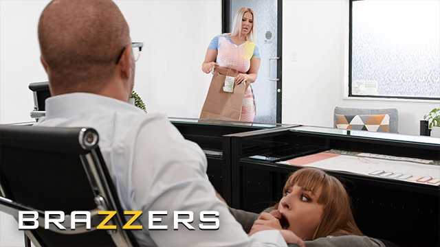 Brazzers - 在工作中休息时，还有什么比与Angel Youngs和Jenna Starr做爱更好的方式呢？