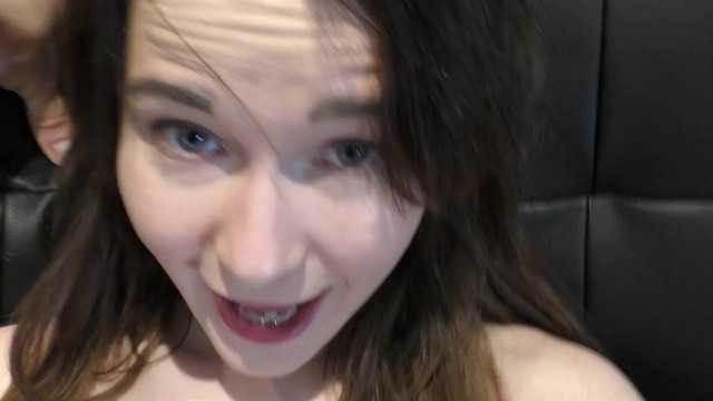 扩张灵活青少年的紧绷孔洞！用假阳具做爱