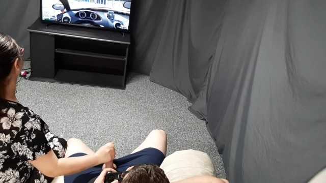 继母试图在我玩GTA5时给我打手枪。