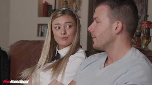 新感觉 - 女学生想学习如何吸吮与性交 (Amber Moore)