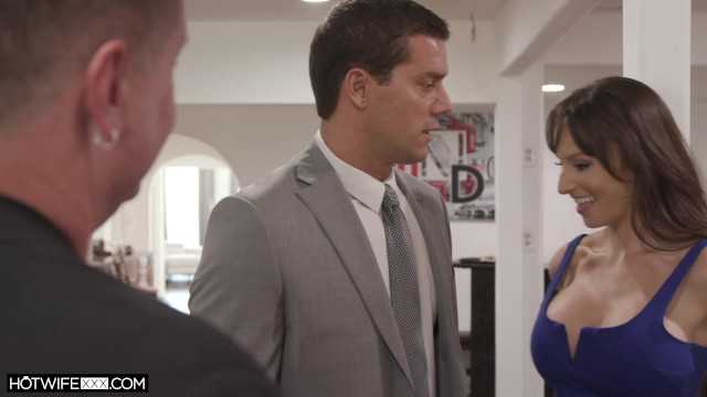 HOTWIFEXXX - 大屁股丰满妻子与丈夫观看下与热门房地产经纪人发生性关系 (Lexi Luna)