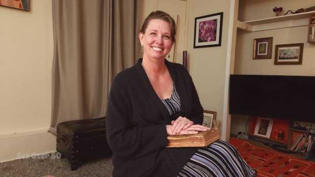 一位牧师的成熟妻子诱惑了她丈夫缺席的羊群中的一位年轻且新婚的成员