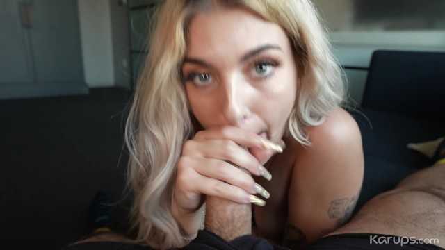 金发女郎在她男友不在时被拉开了她的私处