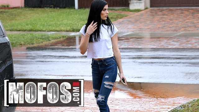 Mofos - 可爱的莎迪·布莱克用一个快速的口交来回报杰麦克帮她避雨