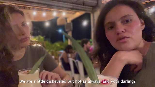 多么美味的一对剪刀，吸我的阴部斯嘉丽