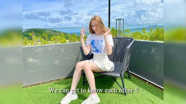 在度假时遇到一个女孩，并在酒店房间里和她发生了性关系