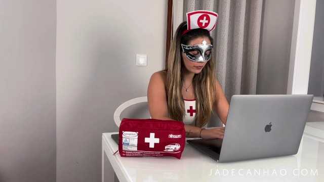 护士以最佳方式治疗了病人 - 玉卡尼奥