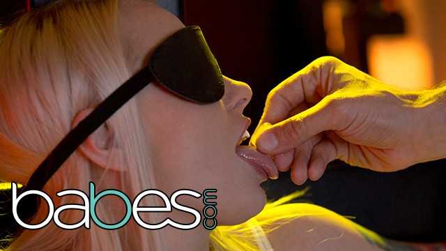 BABES - 性感金发女郎洛拉·泰勒尝试轻度绑缚