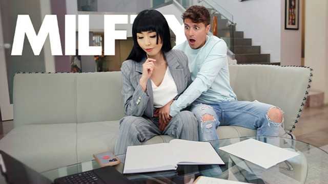 我懊悔的继母让我摸她的毛茸茸的东西，因为她忘记了我的生日 - MYLF