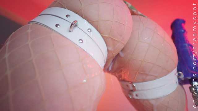 她像个好女孩一样接受这个大假阳具。假精液满载