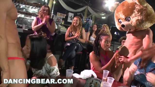跳舞熊 - 真实女性，真正渴望，在CFNM派对上吸吮大鸡巴