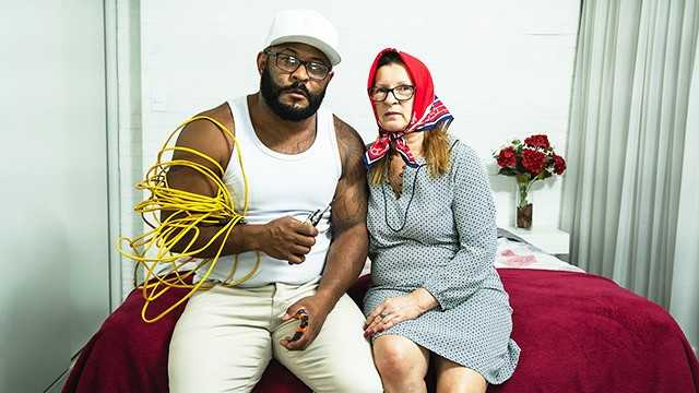 头巾奶奶粗暴的屁股被电工操了