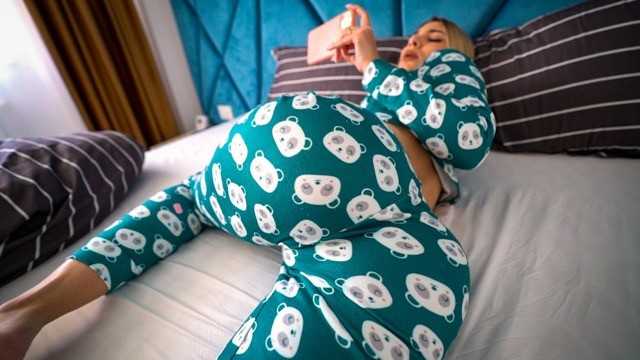 继妹撞见看色情片并帮助达到两次高潮 - 内射